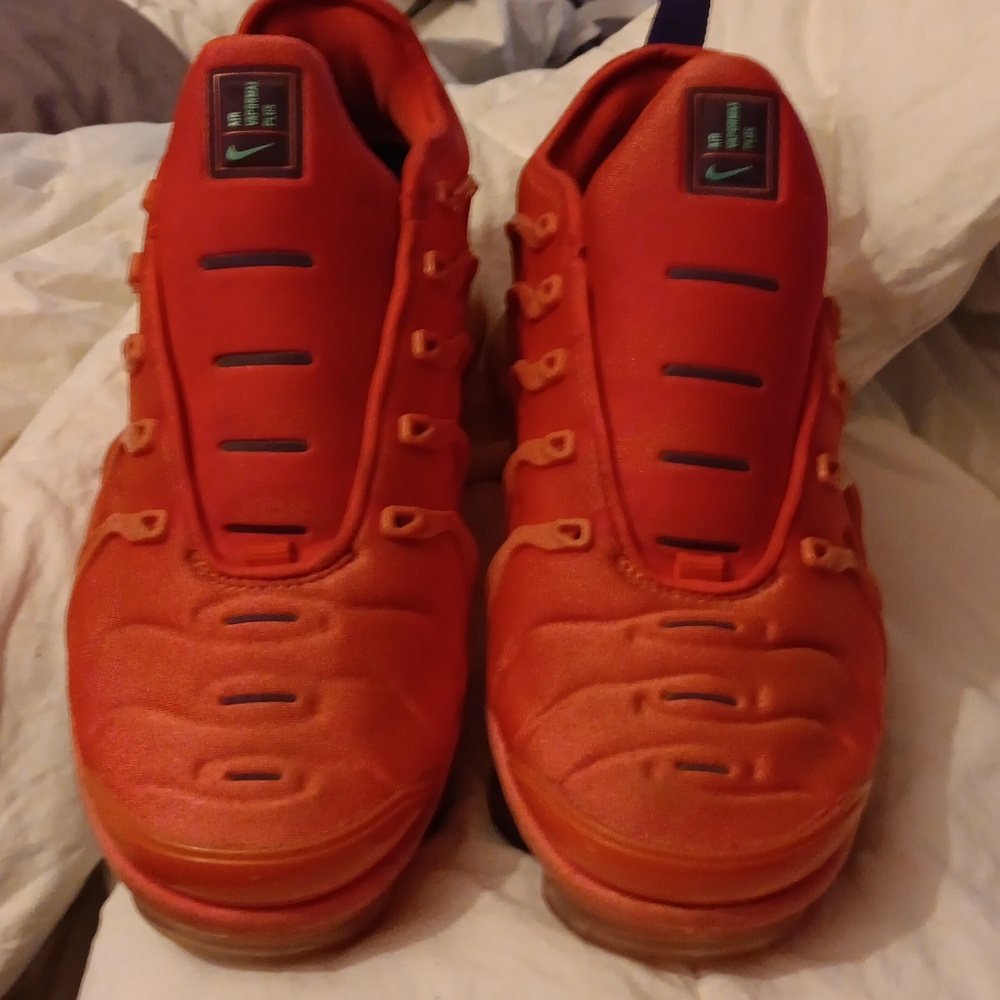 Nike air vapormax plus tennis shoes